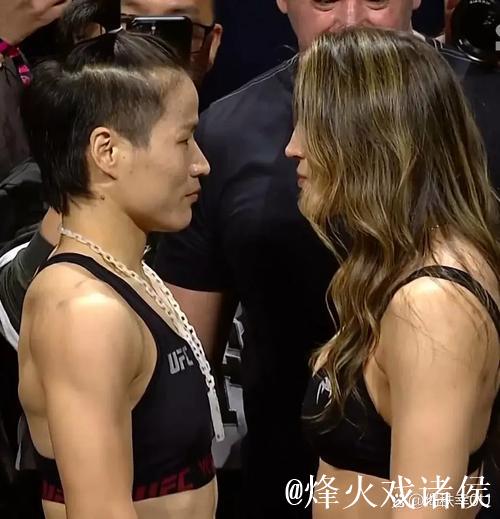 苏亚雷斯印度行抢圈被小女孩穿裆后,一脸震惊与其友好互动 苏亚雷斯印度行抢圈被小女孩穿裆后,一脸震惊与其友好互动