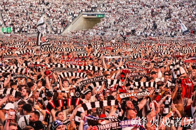 每体:法兰克福球迷有1000人无门票想混进场,被 每体:法兰克福球迷有1000人无门票想混进场,被