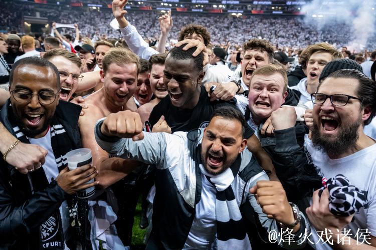 每体:法兰克福球迷有1000人无门票想混进场,被 每体:法兰克福球迷有1000人无门票想混进场,被