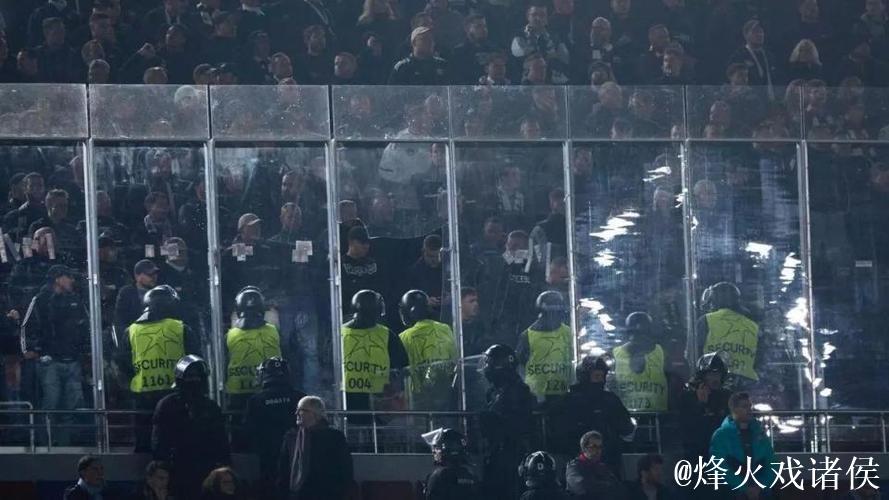 每体:法兰克福球迷有1000人无门票想混进场,被 每体:法兰克福球迷有1000人无门票想混进场,被